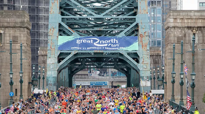 Hundreds of runners over Tyne Bridge