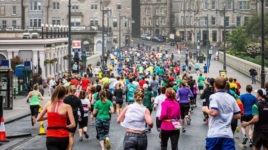 Hundreds of runners going through Edinburgh City centre